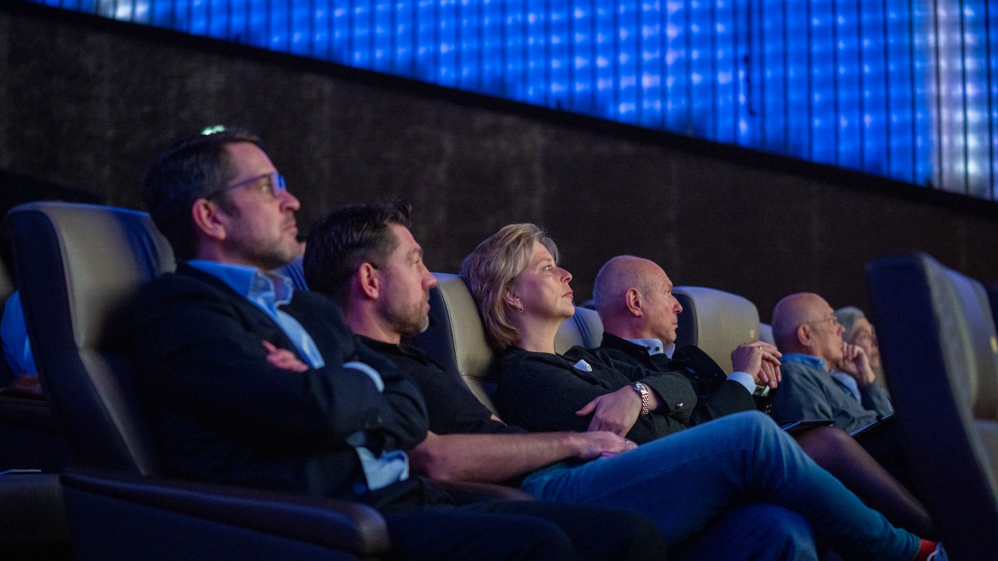 Publikum beim Innovation Day vor der blau leuchtenden LED-Wand