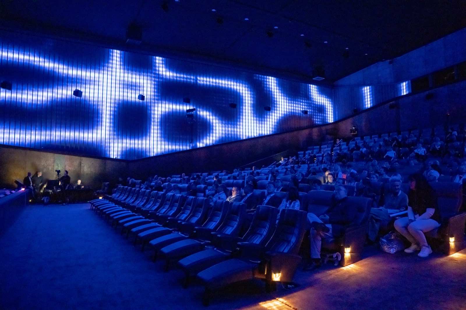 Saal beim Innovation Day mit blau leuchtender LED-Wand