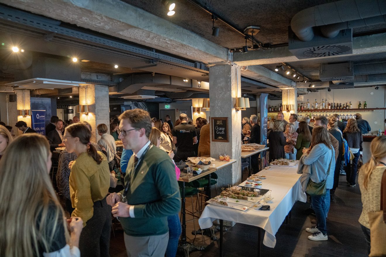 Get-together mit Catering im Foyer